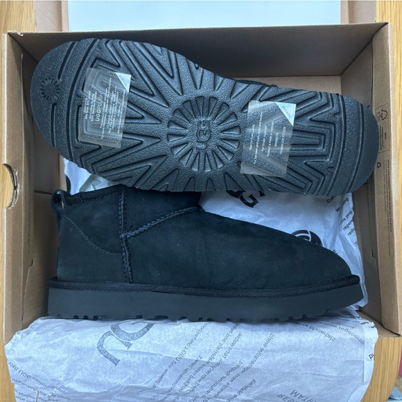 New in box Classic Ugg Mini - Picture 3 of 4